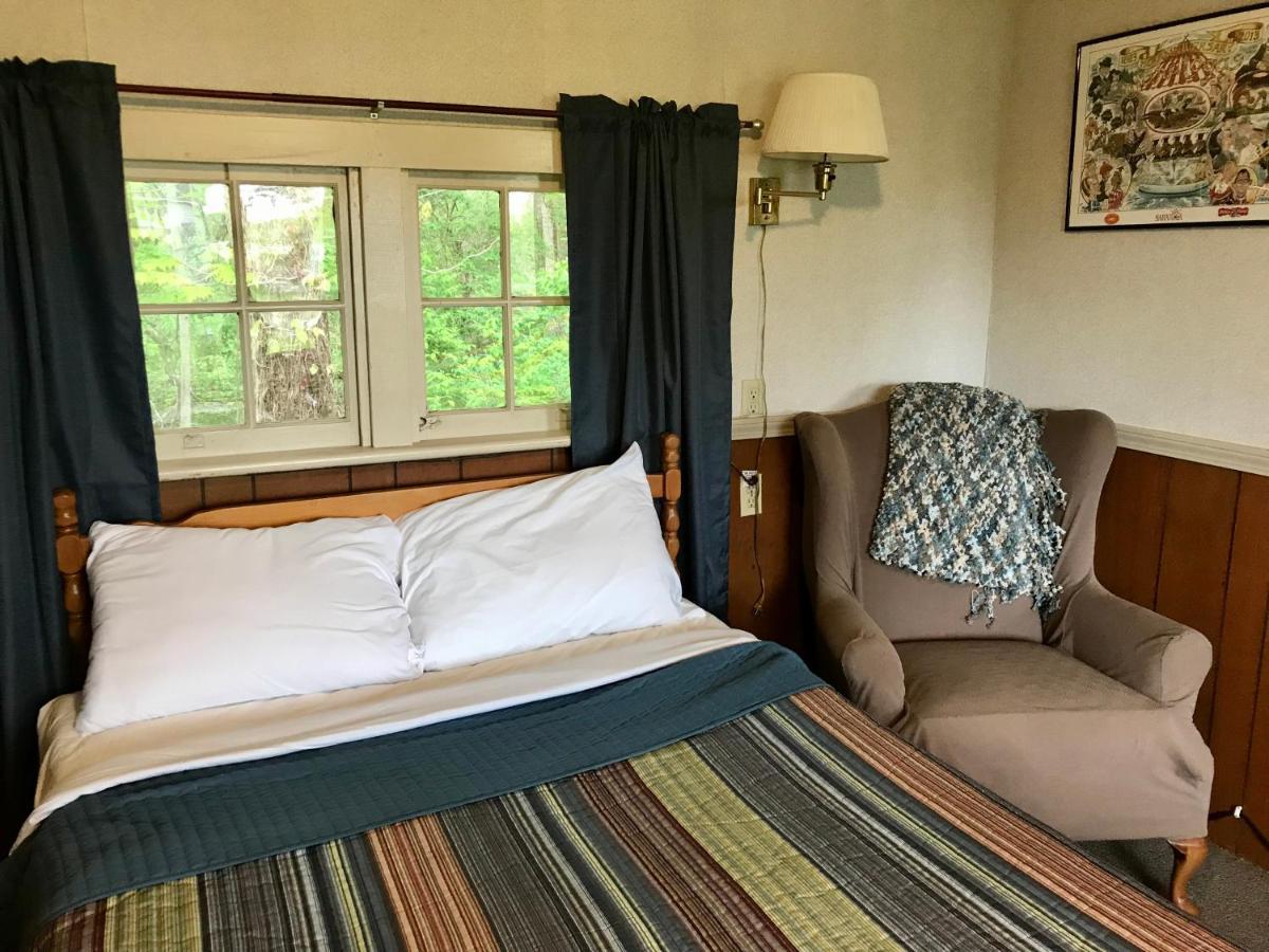 Chamber Lane Motel Round Lake ภายนอก รูปภาพ
