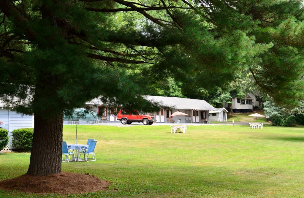 Chamber Lane Motel Round Lake ภายนอก รูปภาพ