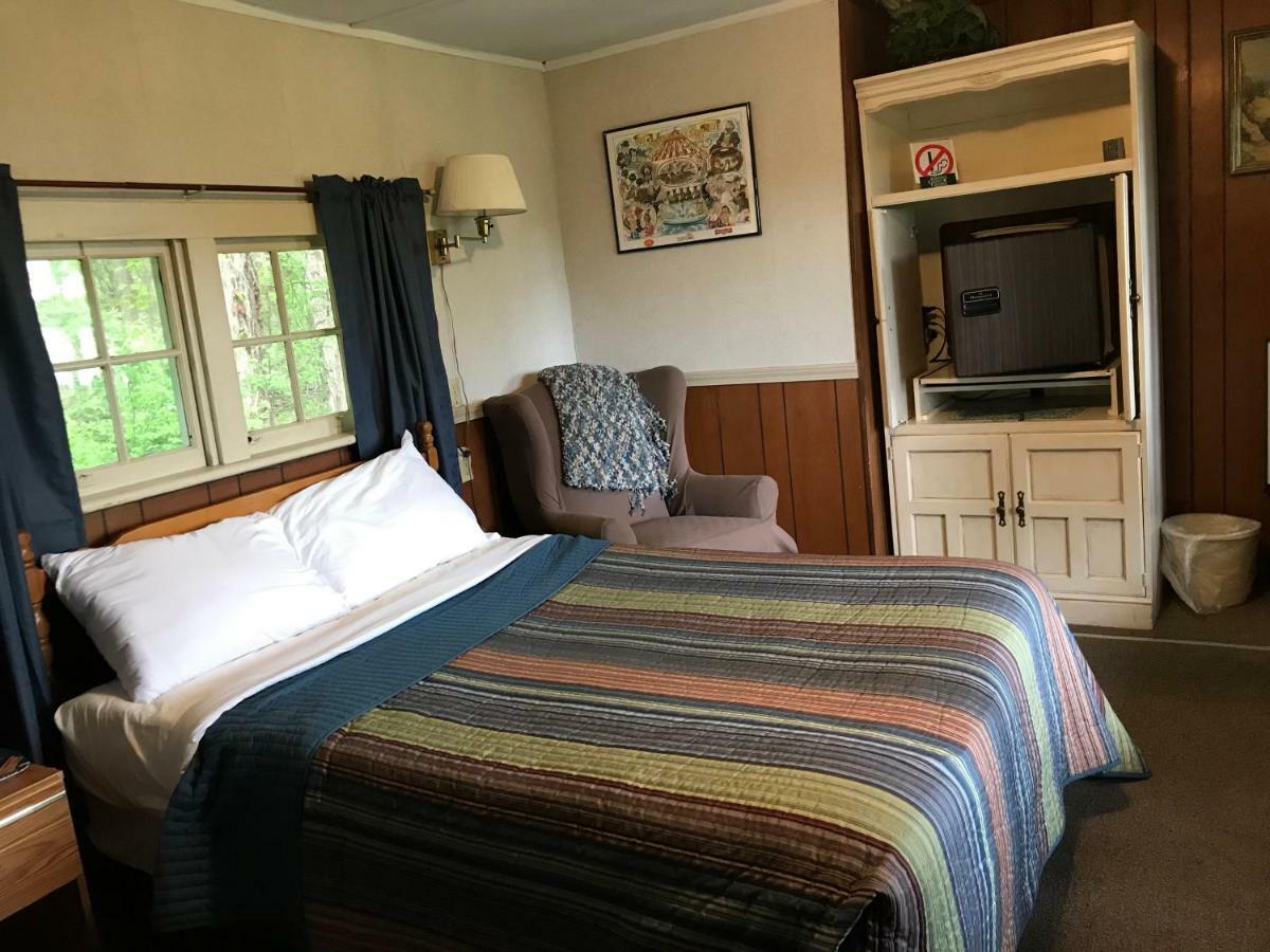 Chamber Lane Motel Round Lake ภายนอก รูปภาพ